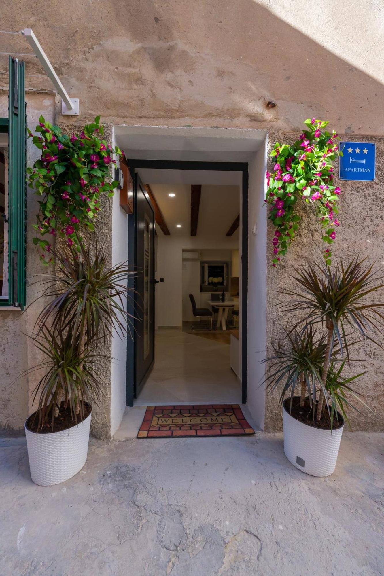 Bernard Deluxe Renovated Peaceful Old Town Gem Split Exterior foto